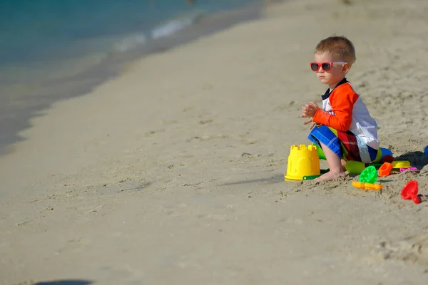 Due Anni Bambino Ragazzo Divertirsi Sulla Spiaggia — Foto Stock