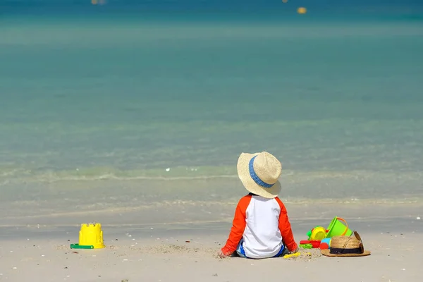 Дворічний Маленький Хлопчик Розважається Пляжі — стокове фото