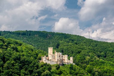 Almanya 'nın Koblenz kenti yakınlarındaki Rhine Vadisi' ndeki Stolzenfels Kalesi. 1842 'de yapılmış.. 