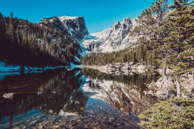 Göl ve kar dağlarda ile yansıma sonbahar hayal ediyorum. Rocky Dağı Milli Parkı, Colorado, ABD. 