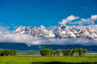 Alçak bulutlar ile Grand Teton Dağları. Grand Teton Milli Parkı, Wyoming, ABD.