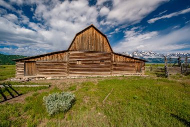 Alçak bulutlar ile eski mormon ahır Grand Teton Dağları'nda. Grand Teton Milli Parkı, Wyoming, ABD.