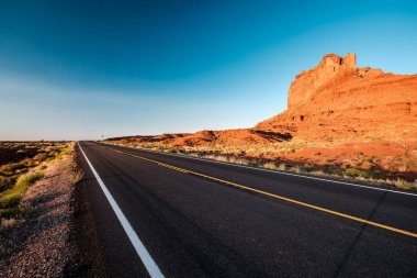 Arizona, ABD 'deki Monument Valley' deki boş manzaralı otoyol.