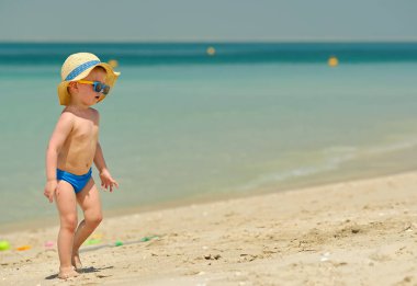 Sahilde iki yaşında bir yürümeye başlayan çocuk 