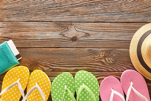 Viaggi Articoli Spiaggia Natura Morta Sfondo Legno — Foto Stock