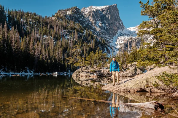 Turista Vicino Dream Lake Autunno Nel Parco Nazionale Delle Montagne — Foto Stock