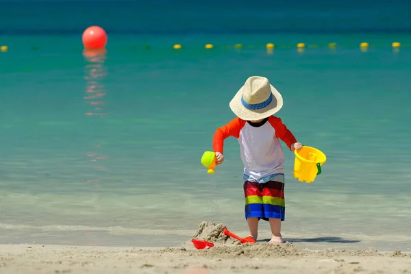 Due Anni Bambino Ragazzo Che Gioca Con Giocattoli Della Spiaggia — Foto Stock