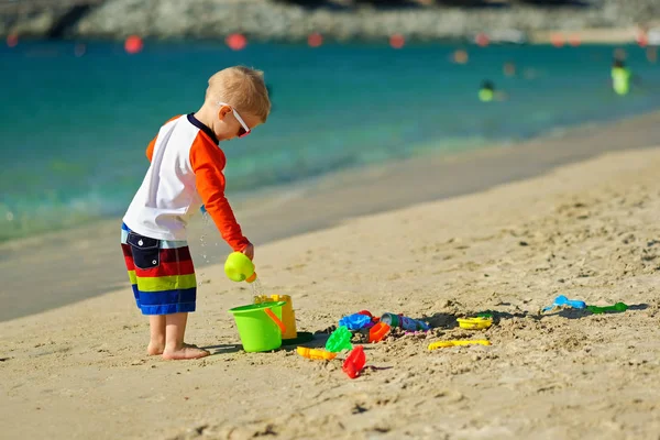 Sahilde Plaj Oyuncakları Ile Oynarken Iki Yaşında Bir Yürümeye Başlayan — Stok fotoğraf