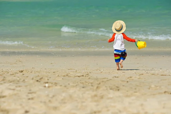 Sahilde Plaj Oyuncakları Ile Oynarken Iki Yaşında Bir Yürümeye Başlayan — Stok fotoğraf