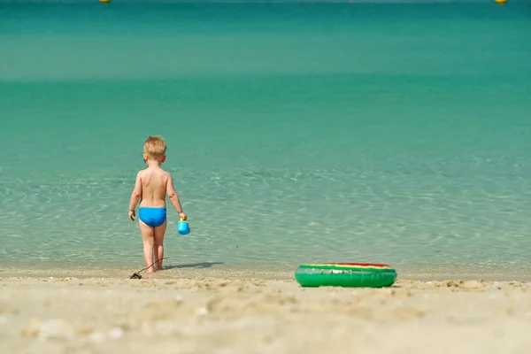 歳の幼児少年がビーチでビーチおもちゃで遊んで — ストック写真