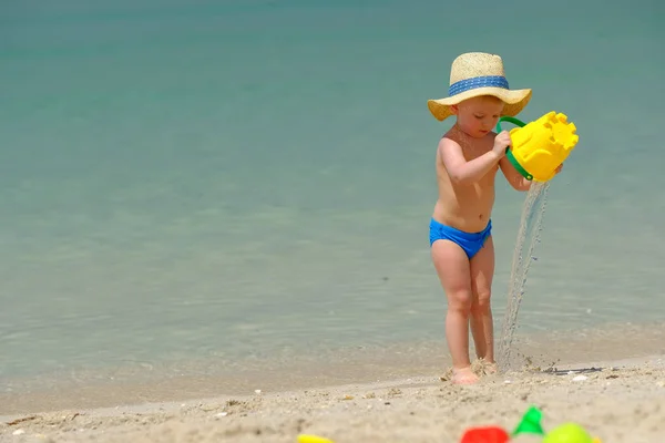 Due Anni Bambino Ragazzo Che Gioca Con Giocattoli Della Spiaggia — Foto Stock