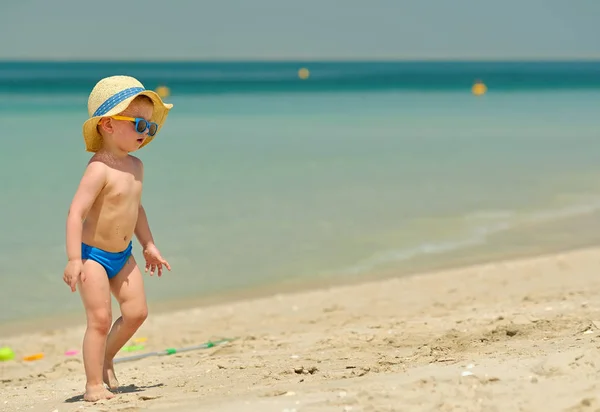 Двухлетний Мальчик Пляже — стоковое фото