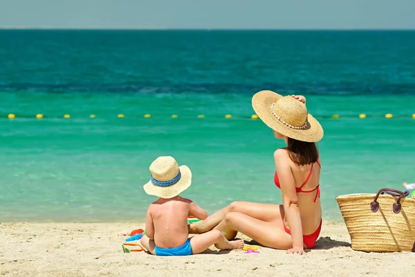 Två Gammal Pojke Stranden Med Mor — Stockfoto