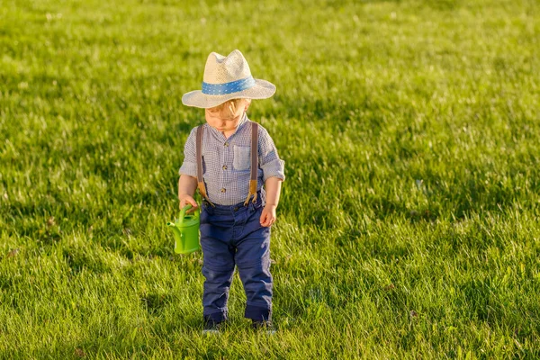 Yürümeye Başlayan Çocuk Açık Havada Portresi Hasır Şapka Sulama Olabilir - Stok İmaj