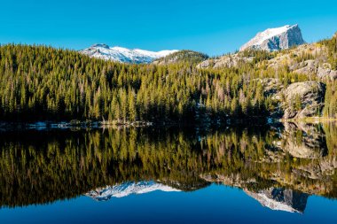 Bear Lake ve yansıması ile dağlarda kar sonbahar. Rocky Dağı Milli Parkı, Colorado, ABD. 