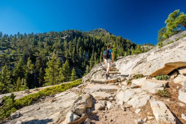 Turistik Lake Tahoe California, ABD, dağlarda hiking sırt çantası ile