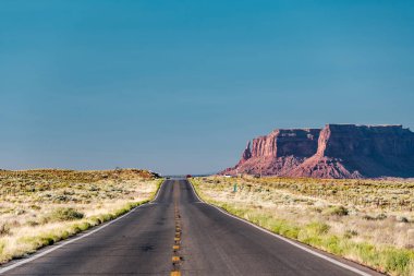 Arizona, ABD 'deki Monument Valley' deki boş manzaralı otoyol.