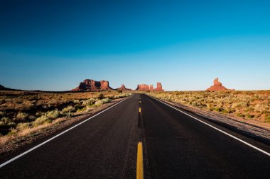 Arizona, ABD 'deki Monument Valley' deki boş manzaralı otoyol.