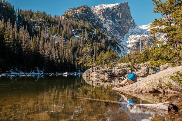 Turista Cerca Dream Lake Otoño Parque Nacional Las Montañas Rocosas — Foto de Stock