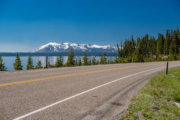 Autostrady Przez Jezioro Parku Narodowym Yellowstone Wyoming Stany Zjednoczone Ameryki — Zdjęcie stockowe