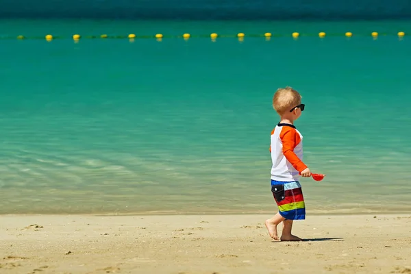 Dwuletni Chłopiec Maluch Bawi Się Zabawkami Beach Plaży — Zdjęcie stockowe