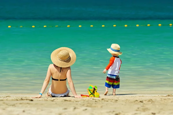 Lindo Niño Con Madre Sombreros Playa Con Agua Azul Limpia — Foto de Stock