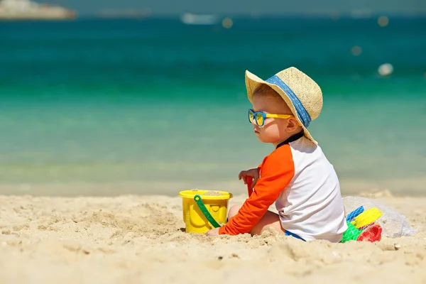 在海滩上玩沙滩玩具的小孩男孩 — 图库照片