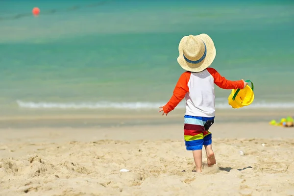 两岁小孩在沙滩上玩沙滩玩具 — 图库照片