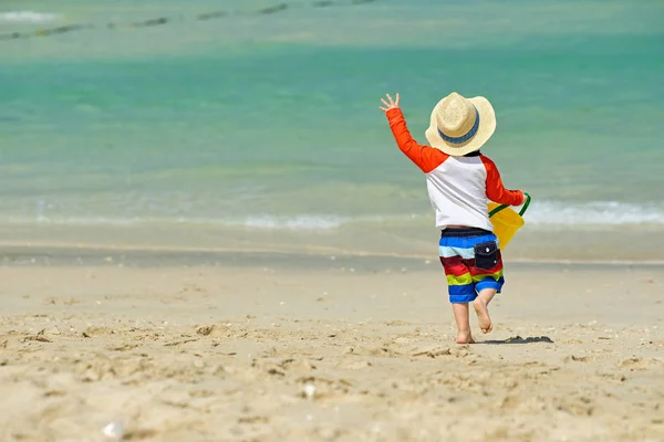 ビーチでビーチおもちゃで遊んでの帽子で 歳の幼児の少年 — ストック写真