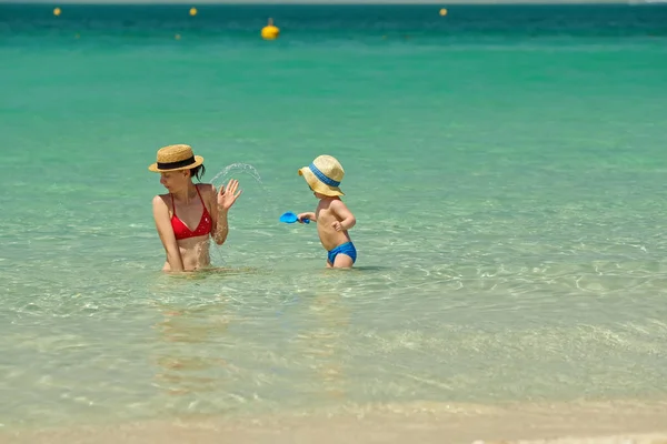 Carino Bambino Ragazzo Giocare Con Madre Cappelli Sulla Spiaggia Con — Foto Stock