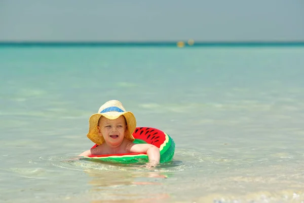 Schattige Jongen Met Opblaasbare Zwemmen Ring Water Strand — Stockfoto