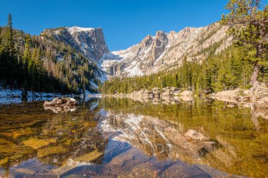Göl ve kar dağlarda ile yansıma sonbahar hayal ediyorum. Rocky Dağı Milli Parkı, Colorado, ABD. 