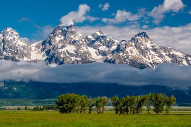 Alçak bulutlar ile Grand Teton Dağları. Grand Teton Milli Parkı, Wyoming, ABD.
