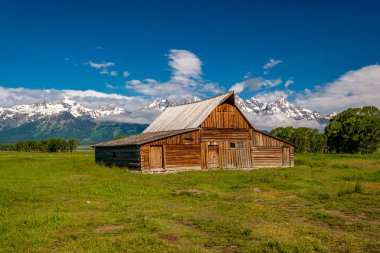 Alçak bulutlar ile eski mormon ahır Grand Teton Dağları'nda. Grand Teton Milli Parkı, Wyoming, ABD.
