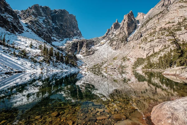 Lago Smeraldo Riflessione Con Rocce Montagne Nella Neve Intorno Autunno — Foto Stock