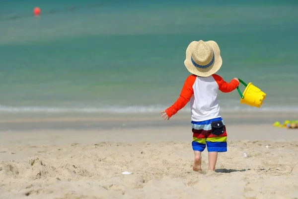 Zweijähriger Kleinkind Junge Spielt Mit Strandspielzeug Strand — Stockfoto