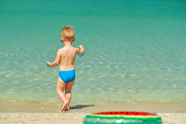 Niño Dos Años Jugando Con Juguetes Playa Playa — Foto de Stock