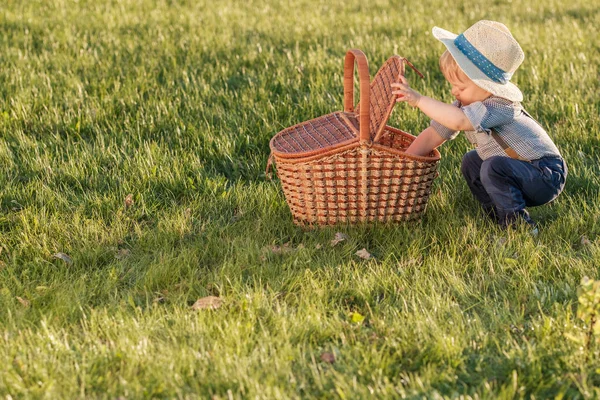 Portrait Enfant Bas Âge Extérieur Scène Rurale Avec Bébé Garçon — Photo