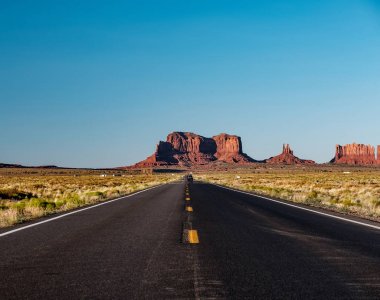 Arizona, ABD 'deki Monument Valley' deki boş manzaralı otoyol.