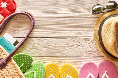 Ahşap arka plan üzerinde seyahat ve plaj öğeleri