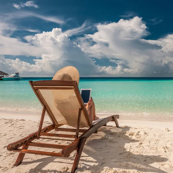 해변에서 태블릿 Pc와 모자에 — 스톡 사진