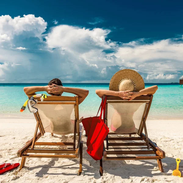 Koppel Ligstoelen Een Tropisch Strand Malediven — Stockfoto