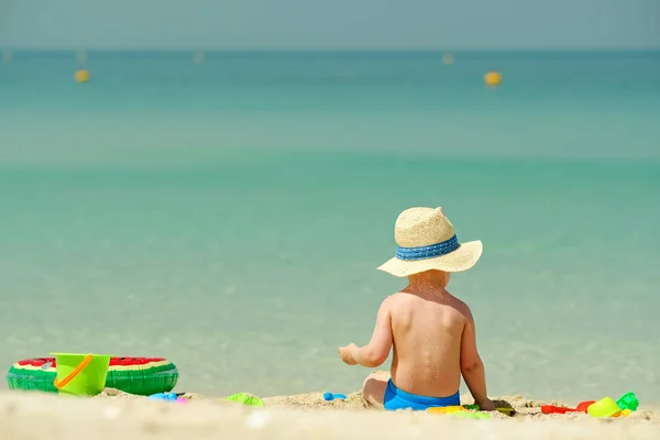 Двухлетний Мальчик Играет Пляжными Игрушками Пляже — стоковое фото