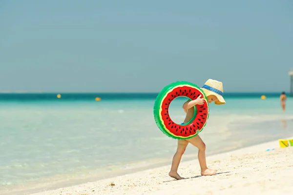 Двухлетний Мальчик Надувным Плавательным Кольцом Пляже — стоковое фото