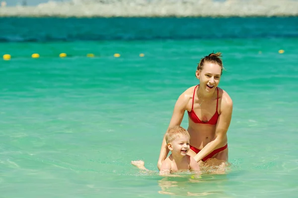 母とビーチの 歳の幼児の少年 泳ぐ彼女の幼い息子を教える母 — ストック写真