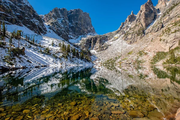 Lago Smeraldo Riflessione Con Rocce Montagne Nella Neve Intorno Autunno — Foto Stock