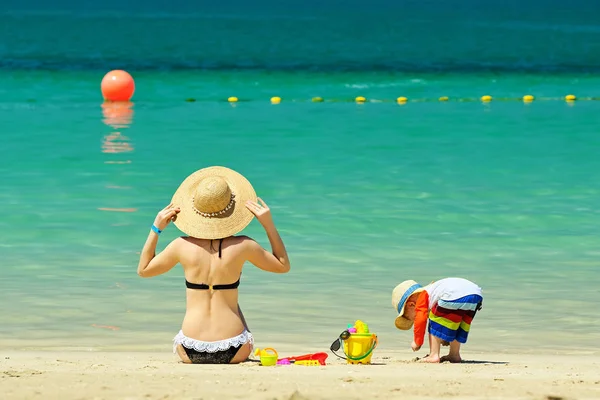 Niño Dos Años Jugando Con Juguetes Playa Con Madre Playa — Foto de Stock