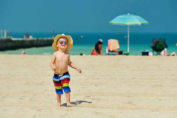 Niño Dos Años Sombrero Sol Corriendo Playa —  Fotos de Stock