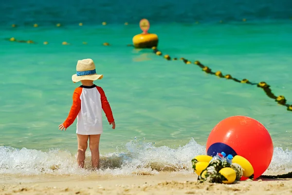 Δύο Χρονών Αγόρι Toddler Στο Καπέλο Ήλιο Περπάτημα Στην Παραλία — Φωτογραφία Αρχείου