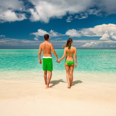 Maldivler de tropikal bir plajda couple